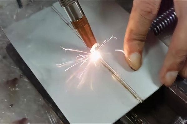 手持式激光焊接機與傳統(tǒng)焊接機比有什么優(yōu)勢？